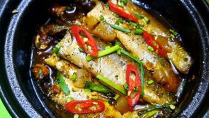 Món cá kho ngon chuẩn vị với màu nước hàng nâu cánh gián và hành ớt tươi ngon