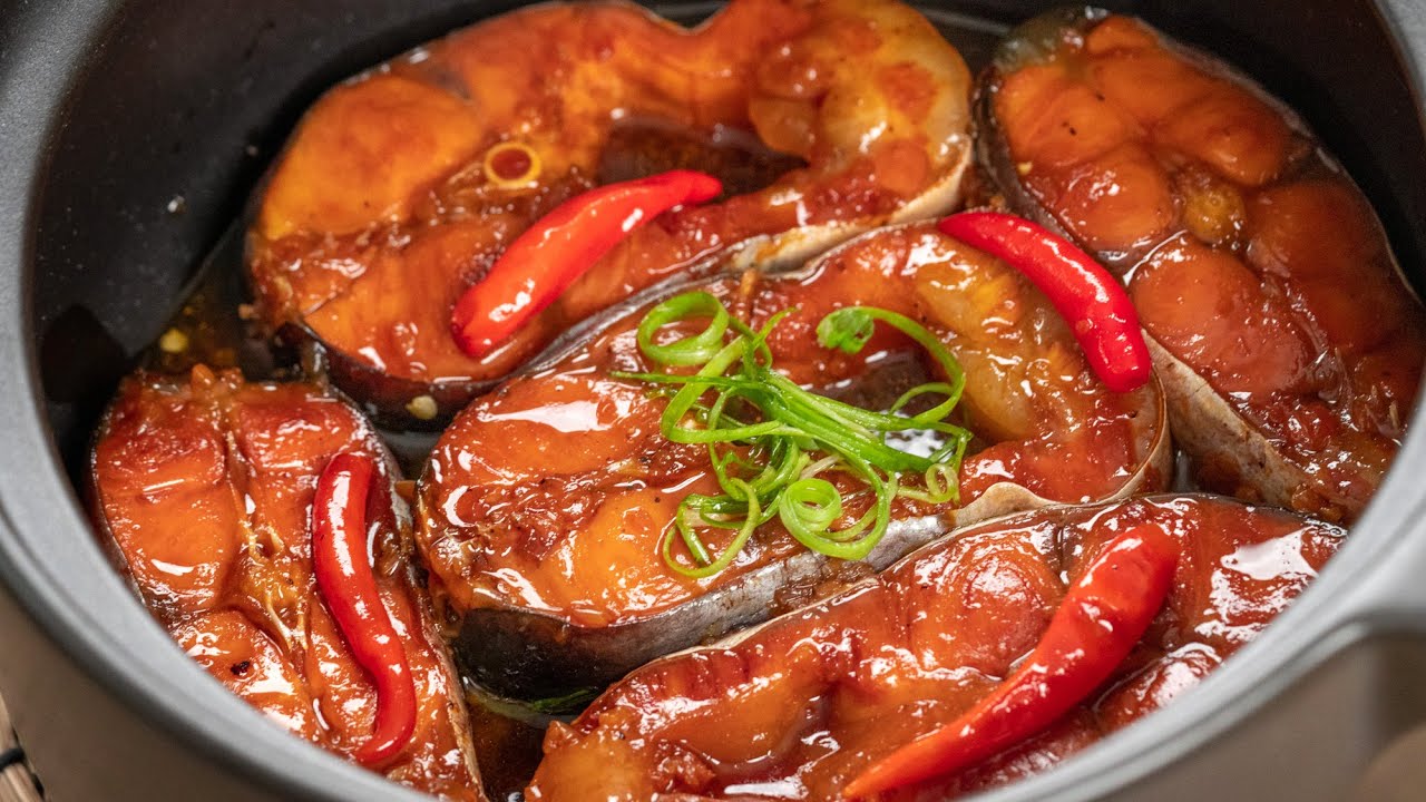 Cách Kho Cá Ngon Thấm Vị Đậm Đà Không Bị Nát Với Nồi Sứ INOCOOK Món cá kho ngon ánh màu cánh gián hấp dẫn trang trí hành hoa và ớt tươi