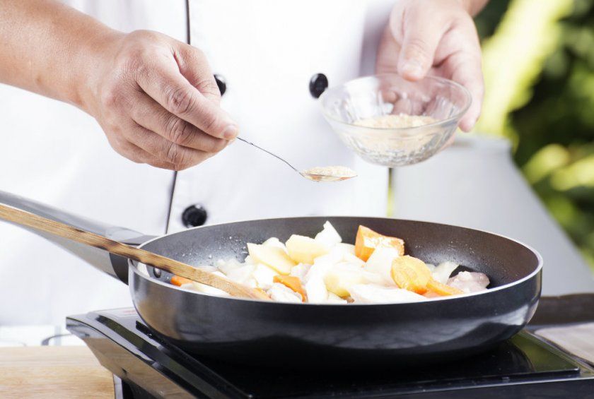 Bí Quyết Nấu Ăn Ngon Tại Nhà: 10 Mẹo Đơn Giản Ai Cũng Làm Được Nêm Gia Vị Cho Món Ăn