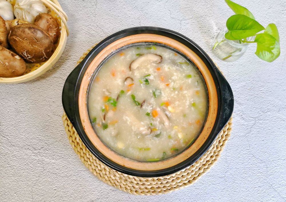 Nồi Cháo Nấm Rau Củ Nấu Trong Nồi Sứ